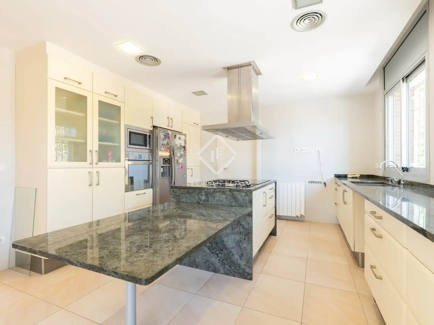 Cuina de Casa o xalet en venda en Castelldefels amb Aire condicionat, Calefacció i Jardí privat