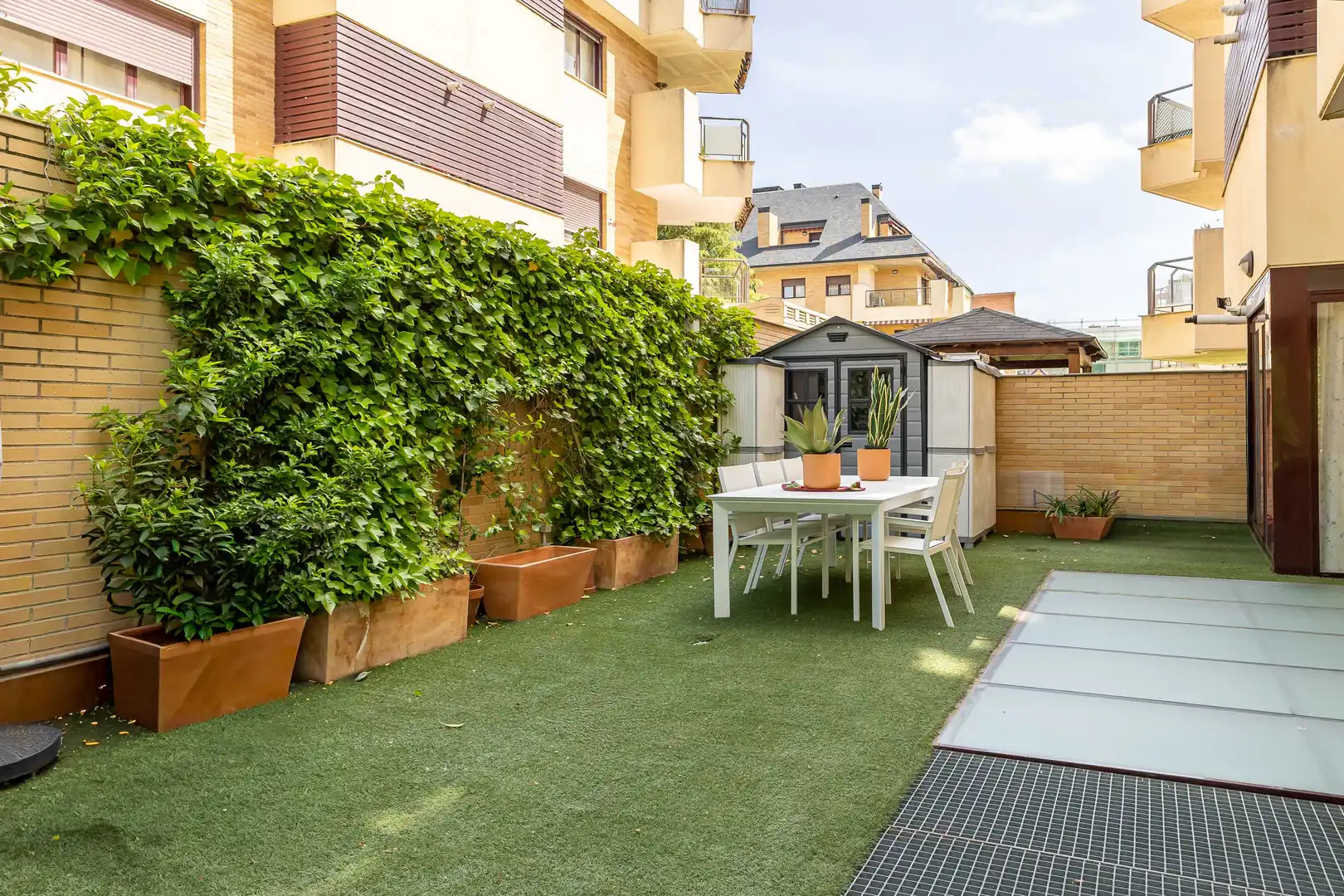 Terrasse von Wohnungen zum Verkauf in Boadilla del Monte mit Klimaanlage, Heizung und Privatgarten
