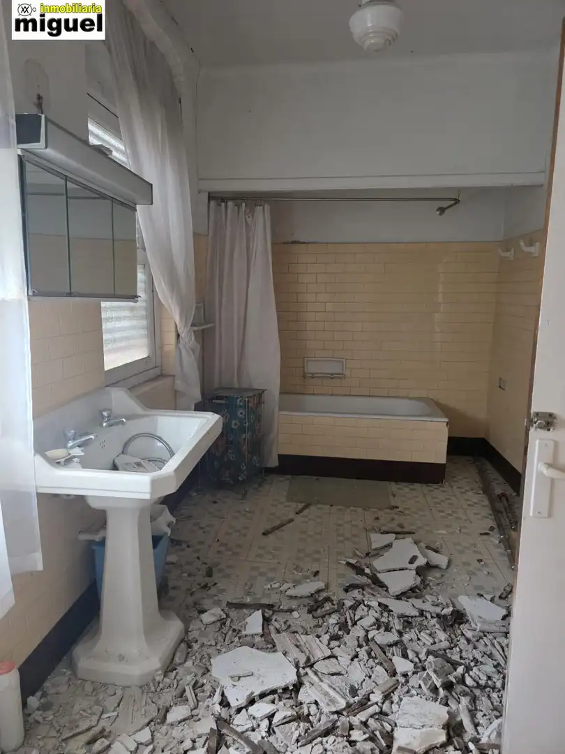 Baño de Finca rústica en venta en Peñamellera Baja con Jardín privado y Terraza