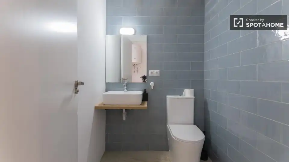 Bathroom of Flat for rent in Valencia  with Air Conditioner, Heating and Furnished