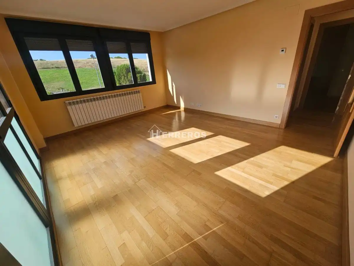 Sala d'estar de Pis en venda en  Logroño amb Calefacció, Parquet i Traster