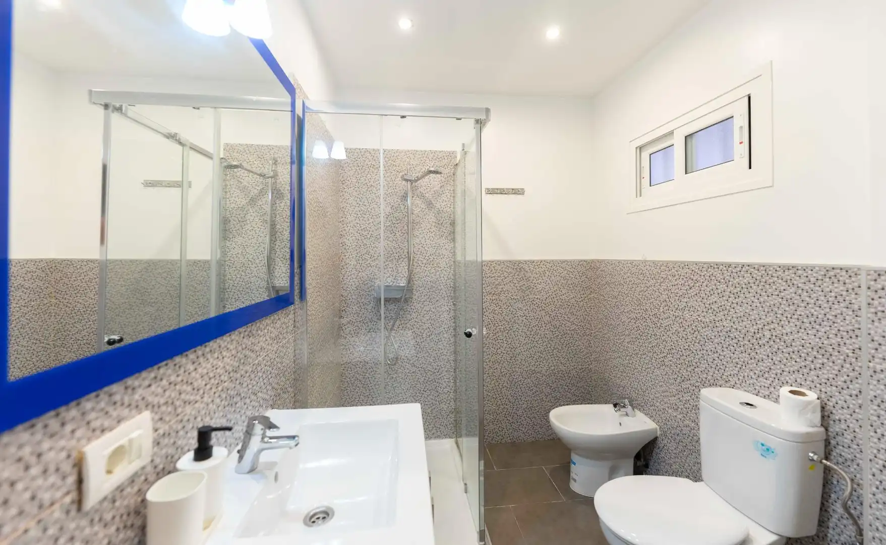 Baño de Apartamento de alquiler en Adeje con Aire acondicionado, Terraza y Amueblado