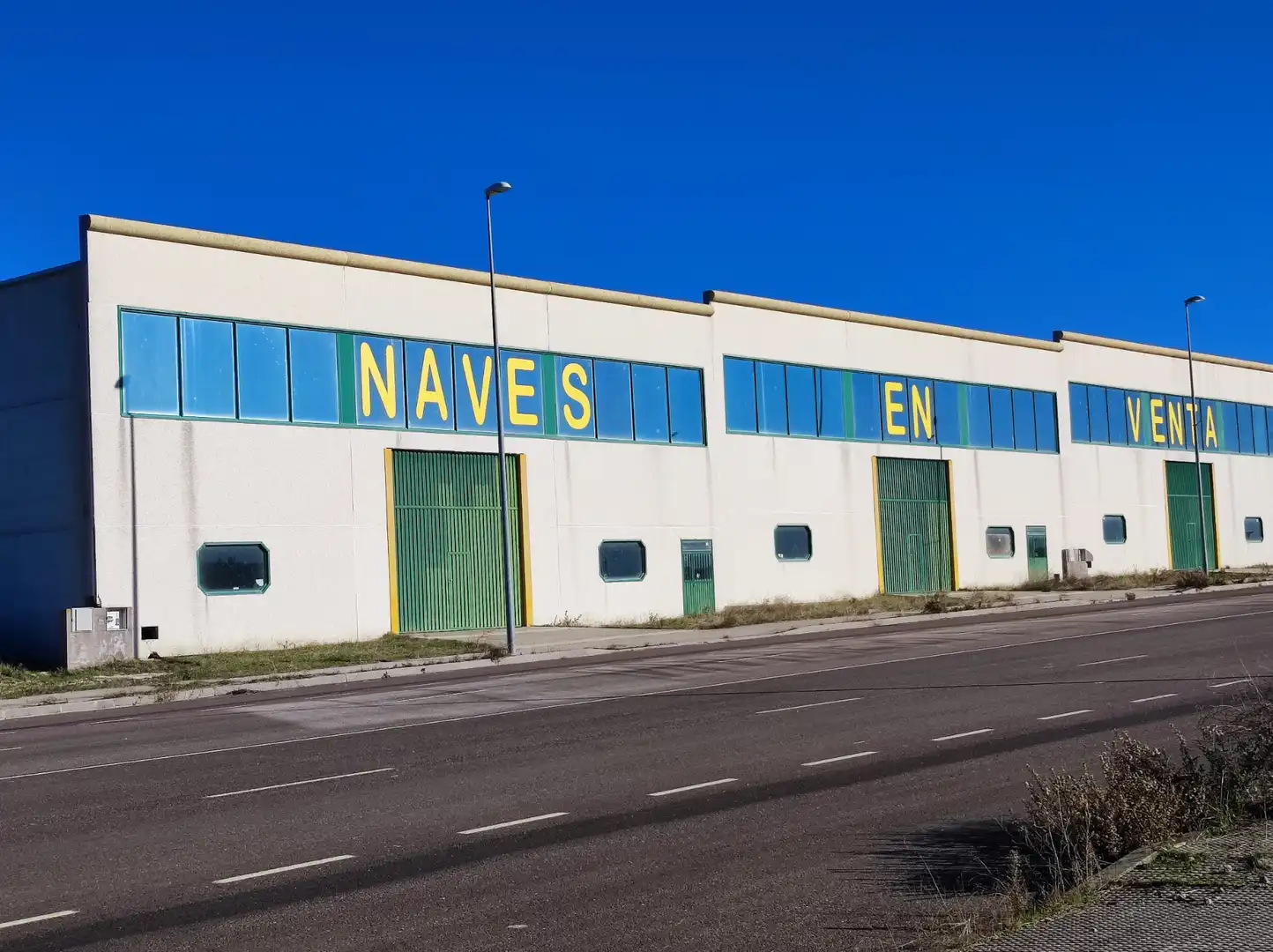 Außenansicht von Fabrikhallen zum Verkauf in Peraleda de la Mata mit Alarm