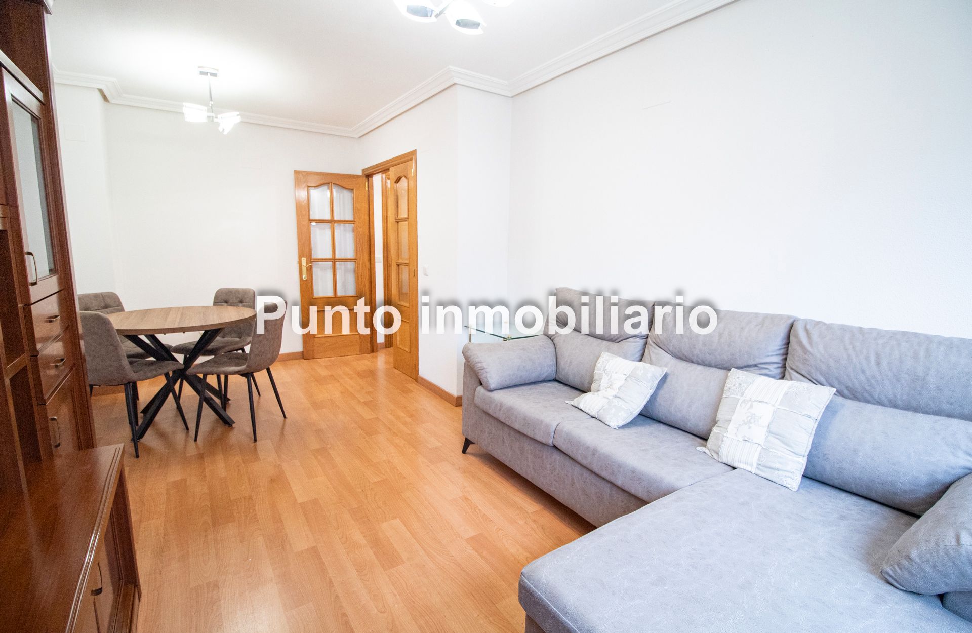 Living room of Flat to rent in Valladolid Capital  with Heating, Parquet flooring and Storage room