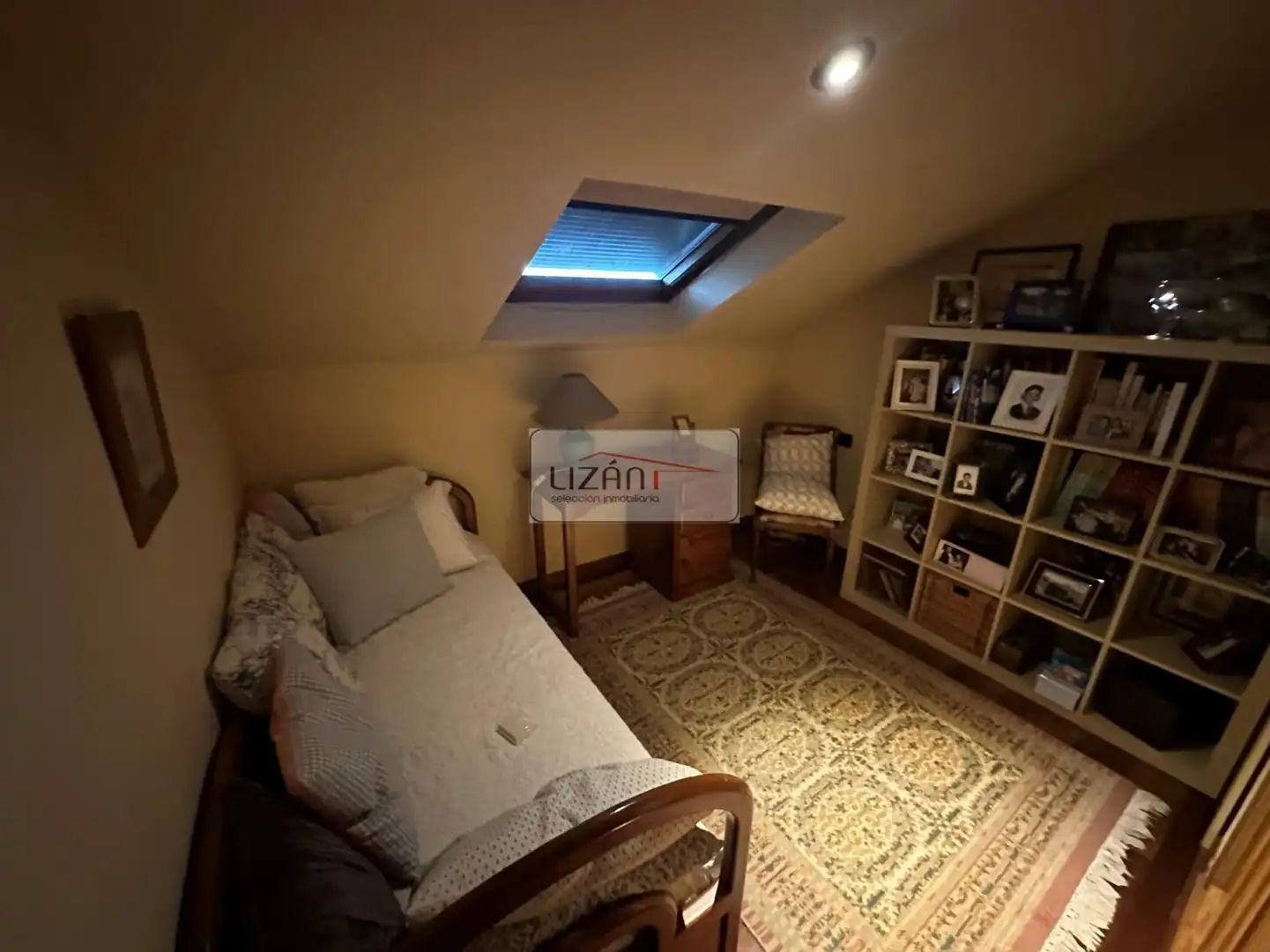 Dormitori de Casa o xalet en venda en Oviedo  amb Calefacció, Jardí privat i Terrassa