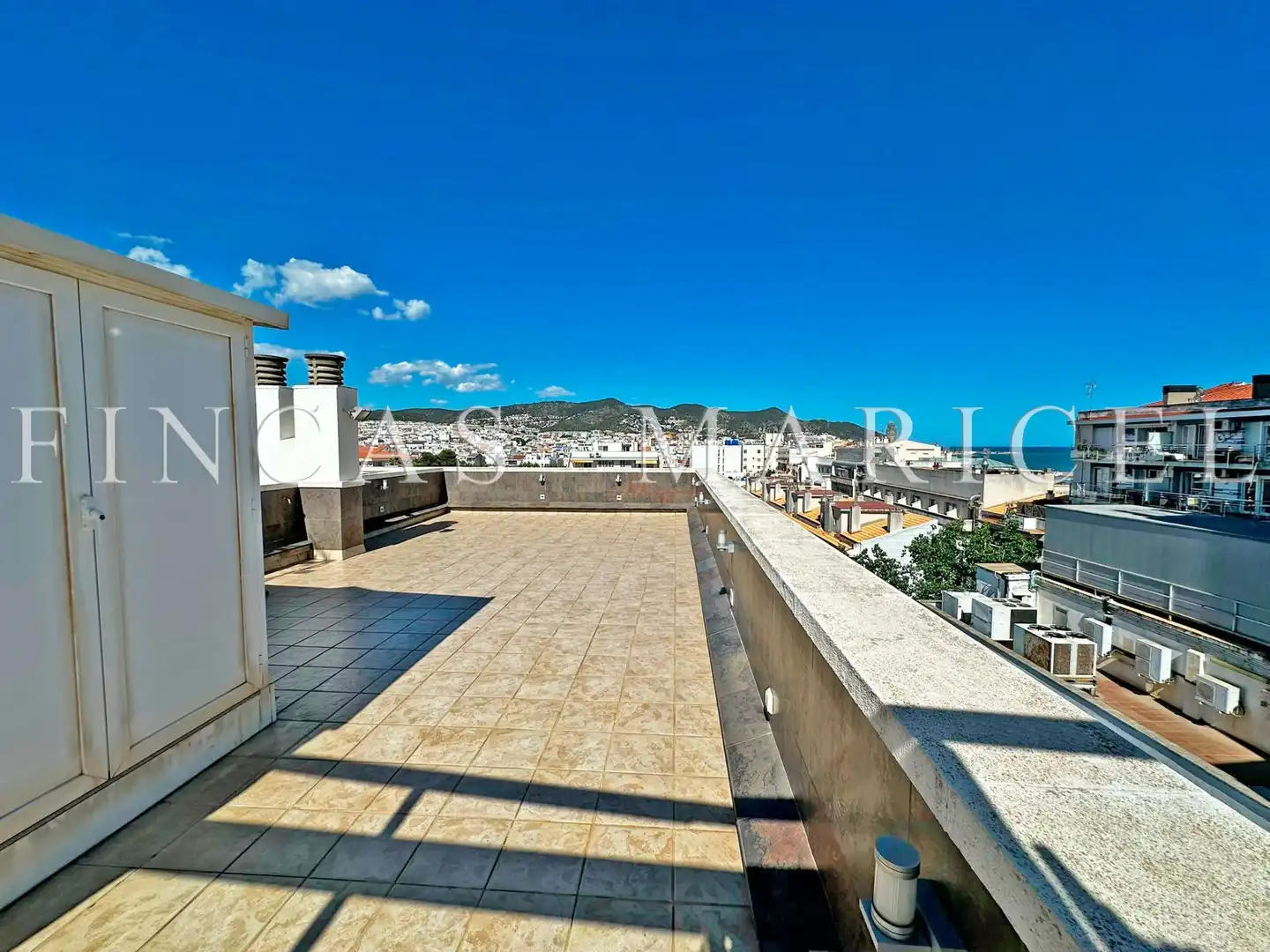 Außenansicht von Dachboden zum Verkauf in Sitges mit Klimaanlage, Heizung und Terrasse