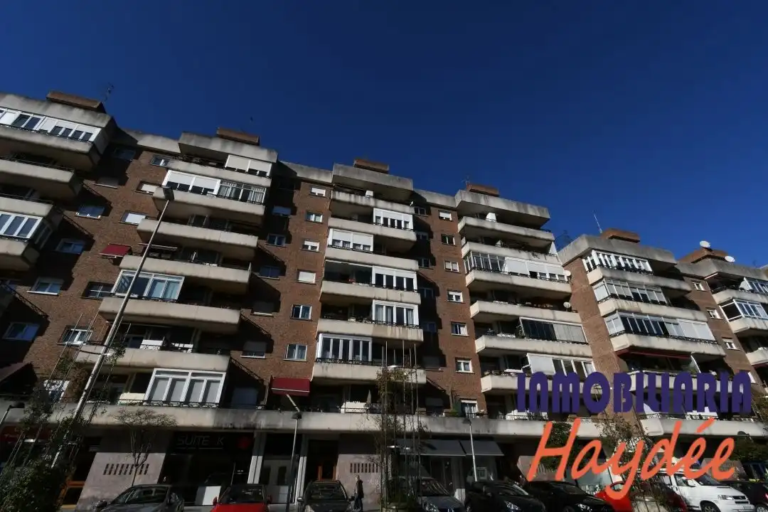 Vista exterior de Local en venda en Getxo  amb Aire condicionat