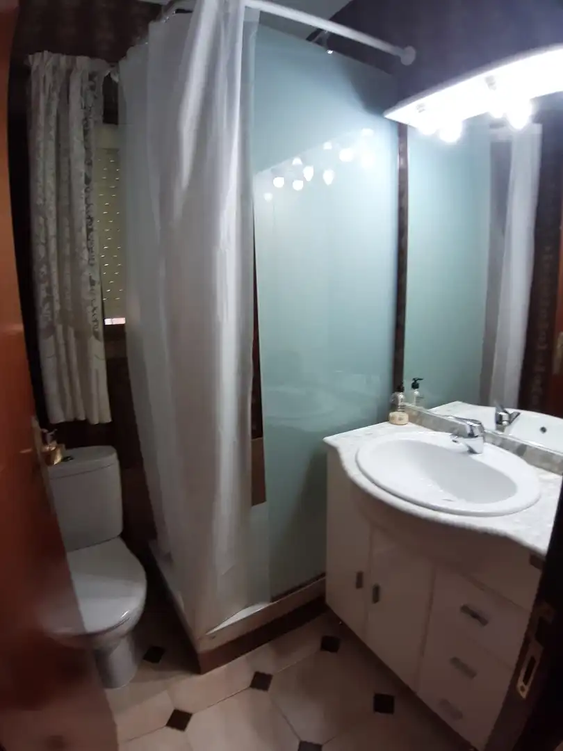Badezimmer von Wohnung zur Miete in Cornellà de Llobregat mit Ofen, Mikrowelle und Haustiere erlaubt