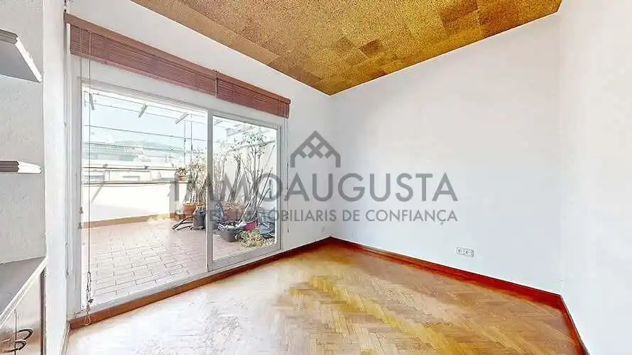 Vista exterior de Pis en venda en Barcelona amb Parquet i Terrassa