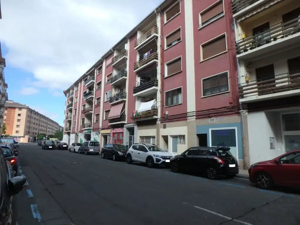 Außenansicht von Wohnung zum Verkauf in  Pamplona / Iruña mit Heizung und Terrasse