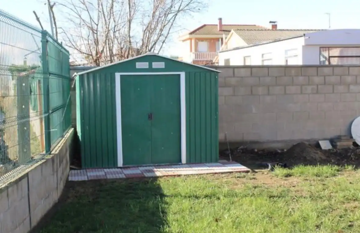 Jardí de Casa o xalet en venda en Santas Martas amb Aire condicionat, Calefacció i Jardí privat