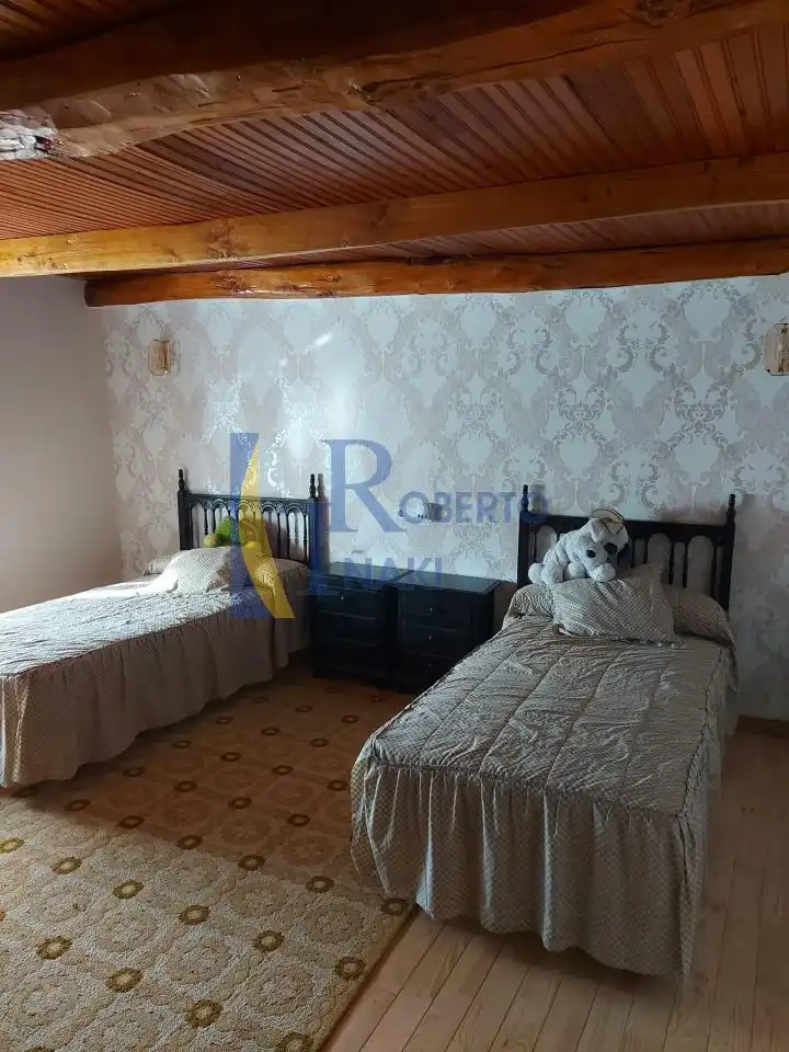 Dormitori de Casa adosada en venda en Cubillas de los Oteros amb Calefacció i Jardí privat