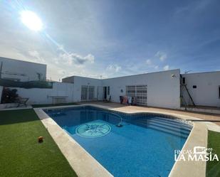 Piscina de Casa o xalet en venda en Vilanova i la Geltrú amb Aire condicionat i Piscina