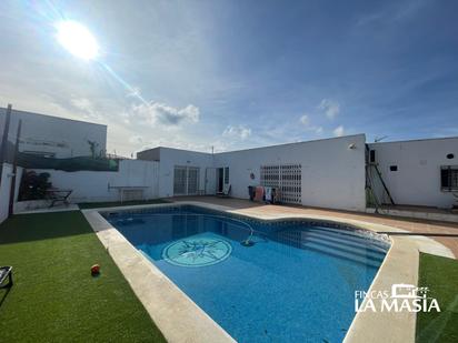 Swimming pool of House or chalet for sale in Vilanova i la Geltrú  with Air Conditioner and Swimming Pool