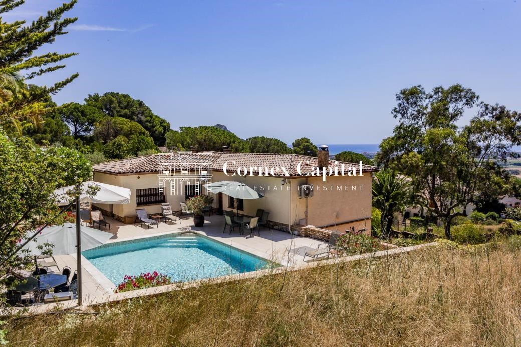 Vista exterior de Casa o xalet en venda en L'Estartit amb Aire condicionat, Calefacció i Jardí privat