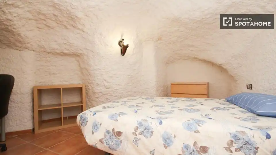 Bedroom of Flat for share in Granada  with Air Conditioner, Heating and Furnished