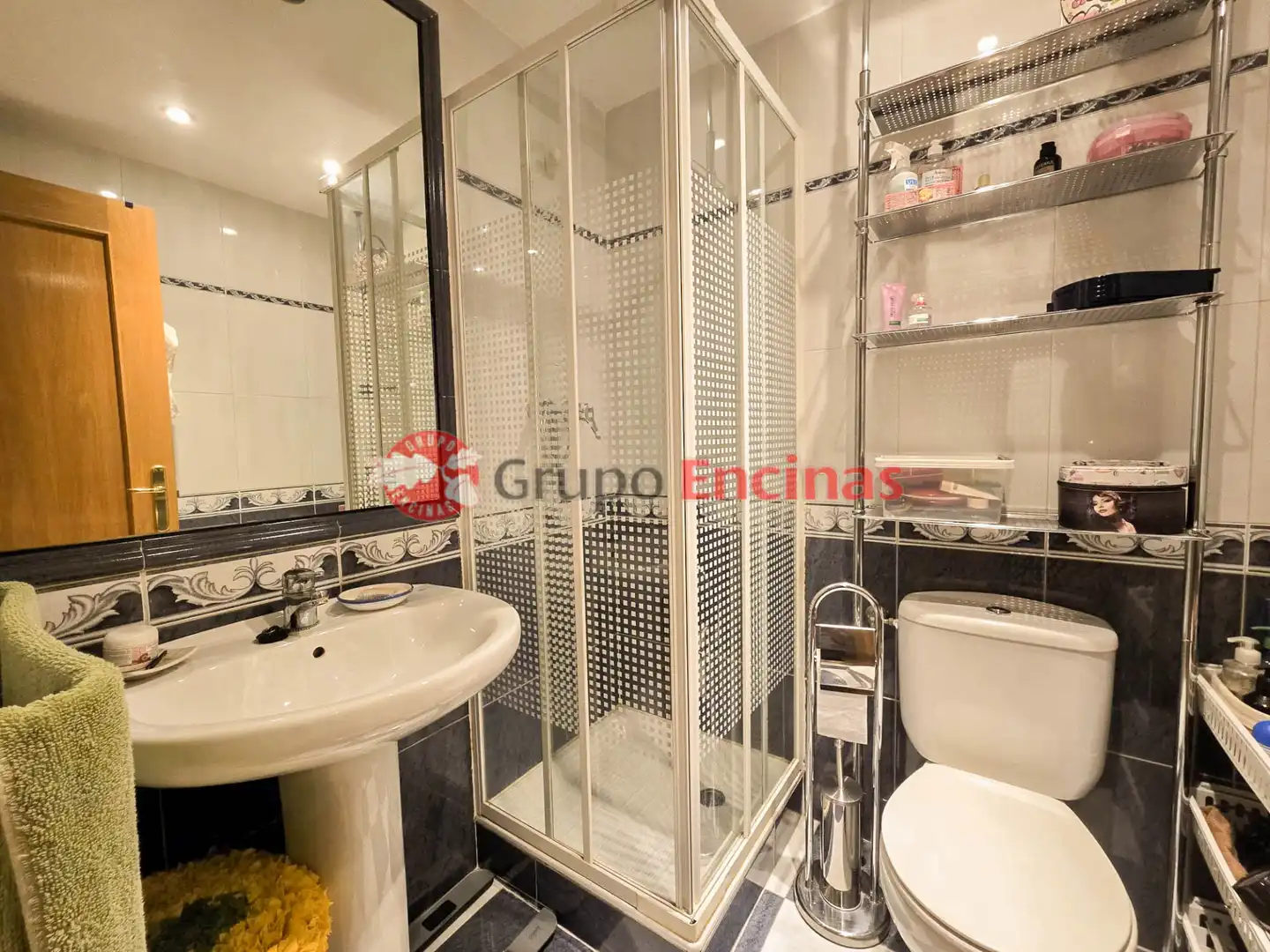 Baño de Ático en venta en Parla con Aire acondicionado, Calefacción y Jardín privado