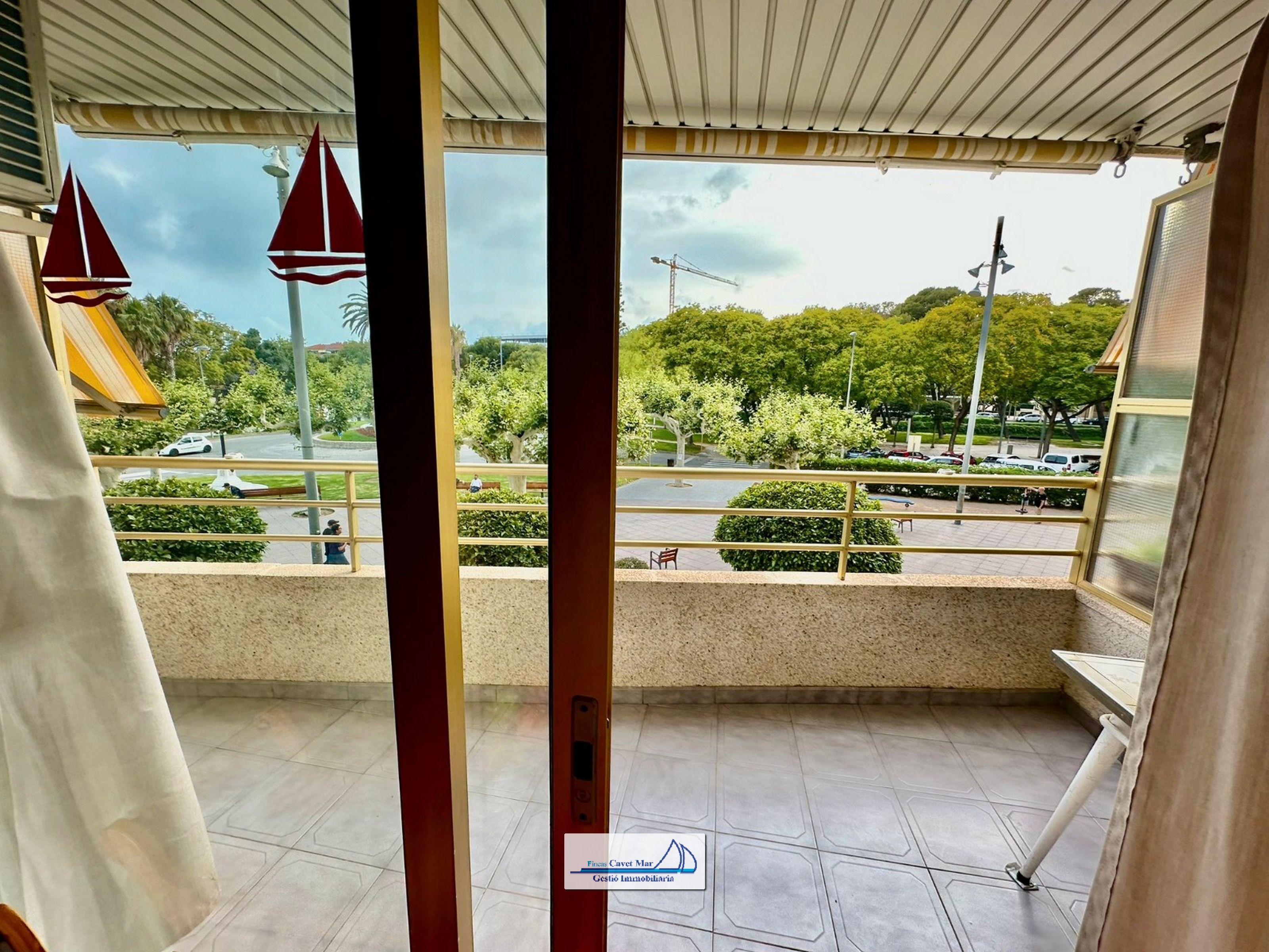 Vista exterior de Pis en venda en Cambrils amb Aire condicionat, Terrassa i Moblat