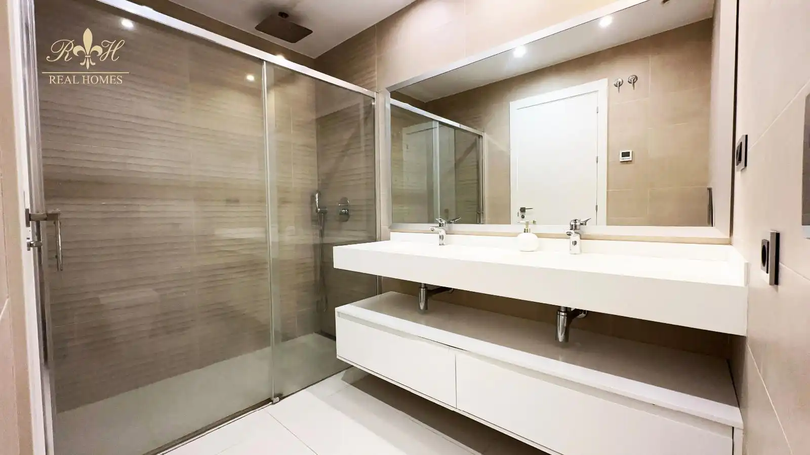 Bathroom of Flat for rent in Benidorm  with Air Conditioner, Heating and Terrace