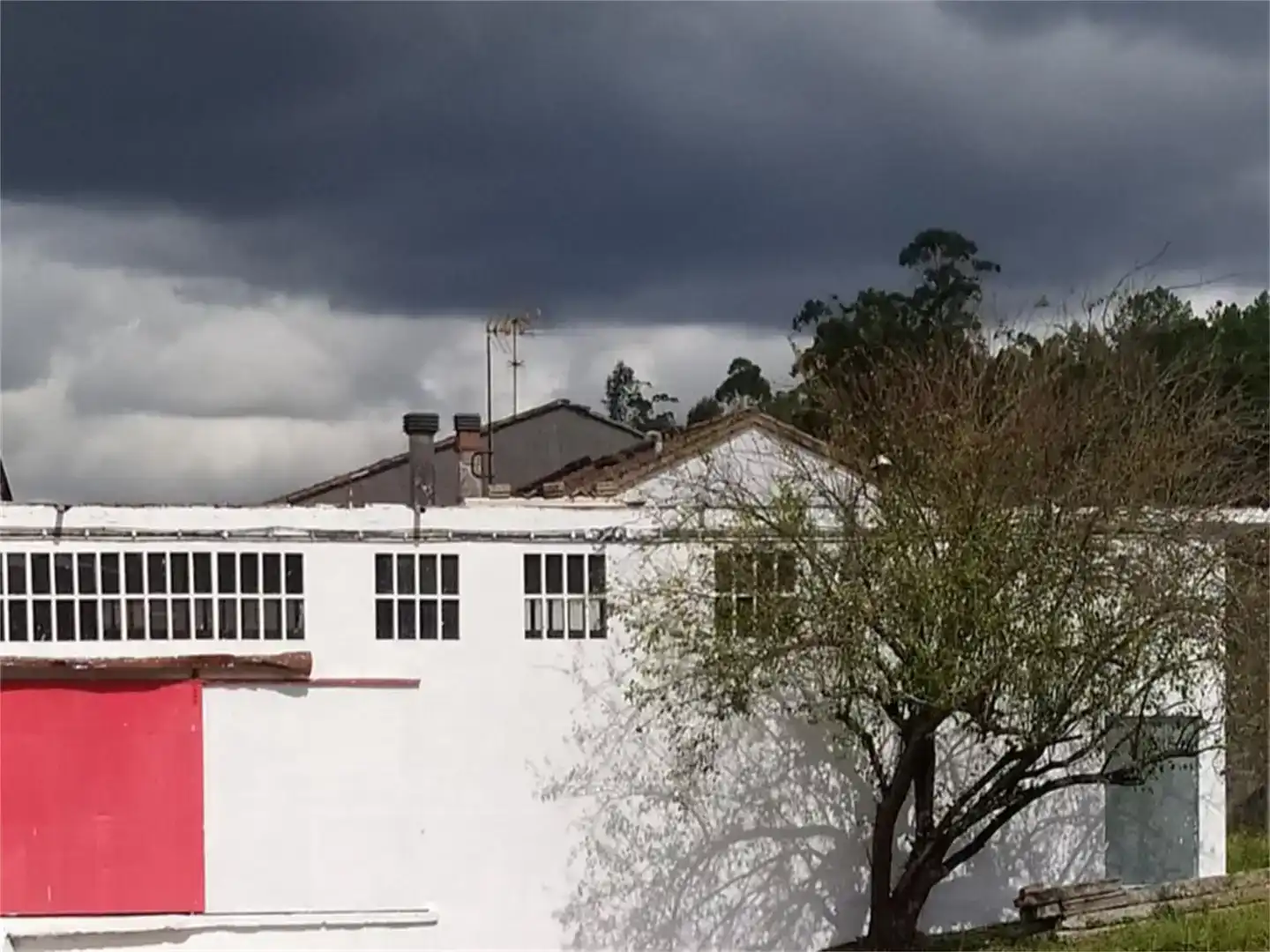 Vista exterior de Nau industrial en venda en Padrón