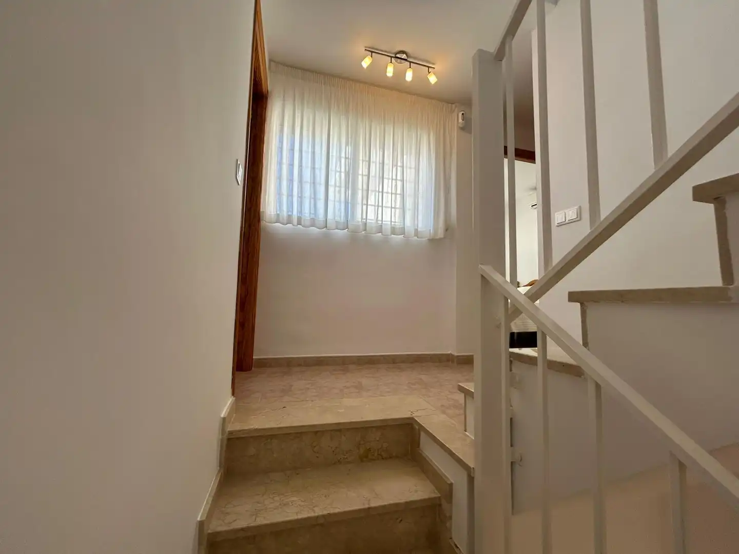 Einfamilien-Reihenhaus zum Verkauf in Cullera mit Klimaanlage, Terrasse und Möbliert