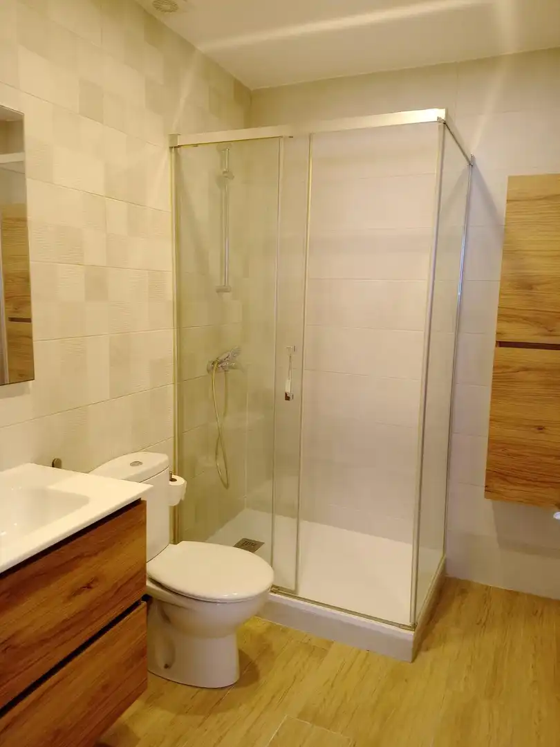 Badezimmer von Erdgeschoss zum Verkauf in Badalona mit Klimaanlage und Heizung