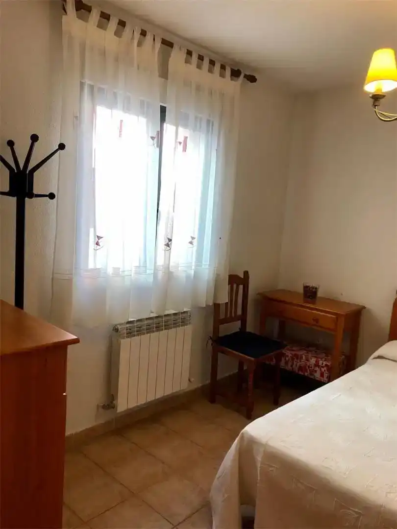 Dormitori de Apartament en venda en Vallejera de Riofrío amb Jardí privat, Piscina i Moblat