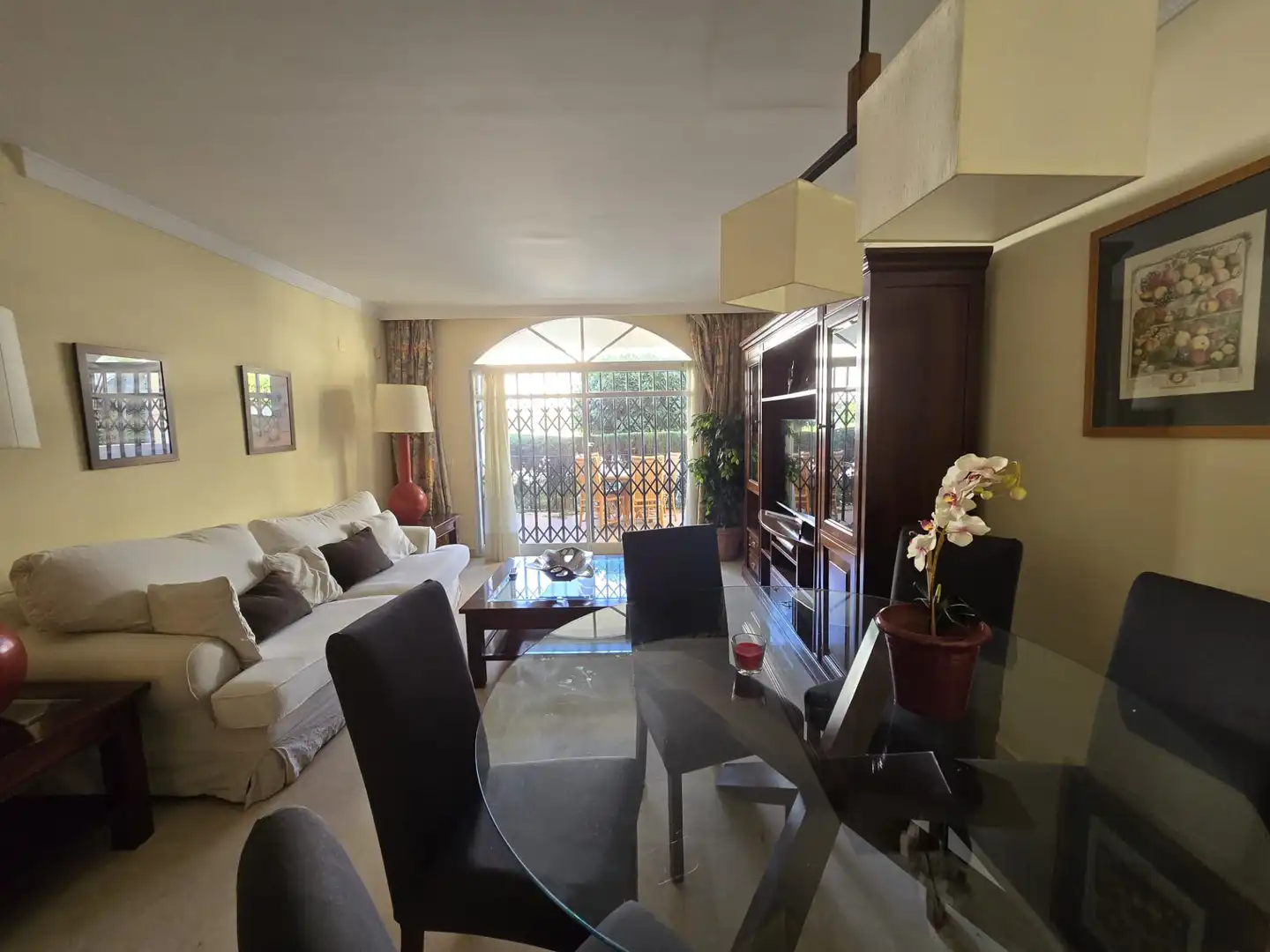 Wohnzimmer von Einfamilien-Reihenhaus zur Miete in Marbella mit Möbliert