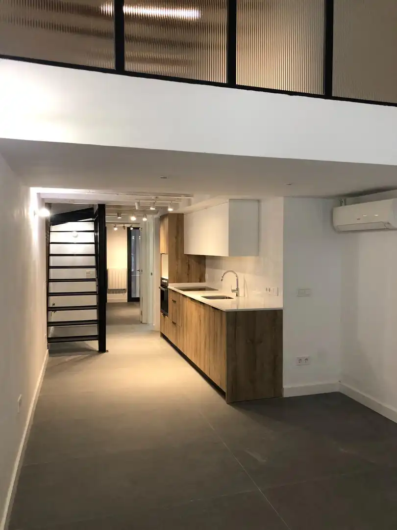 Cuina de Dúplex en venda en Barcelona amb Aire condicionat