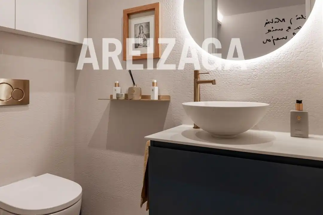 Bany de Pis en venda en Donostia - San Sebastián  amb Aire condicionat, Calefacció i Terrassa