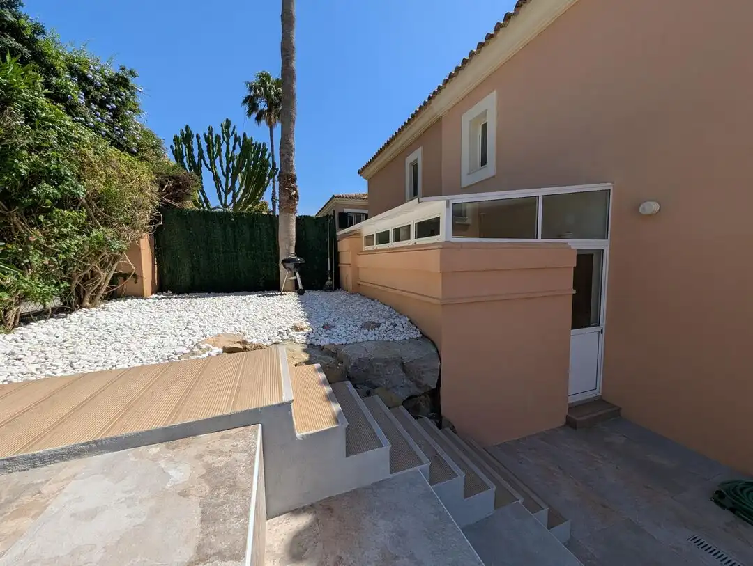 Vista exterior de Casa o chalet en venta en La Alcaidesa con Aire acondicionado, Calefacción y Jardín privado