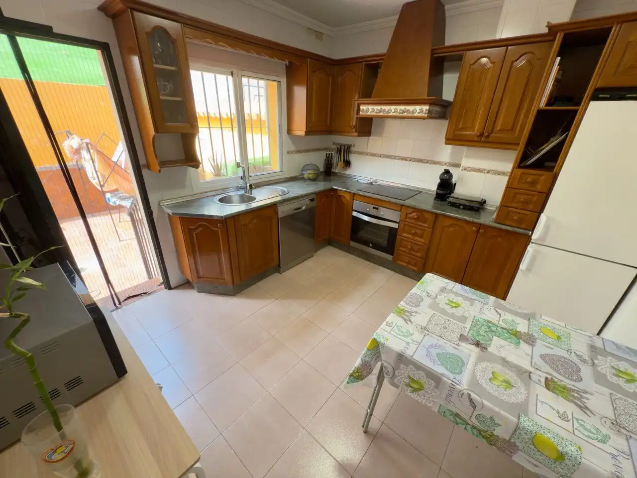 Cuina de Casa adosada en venda en Rincón de la Victoria amb Aire condicionat, Jardí privat i Traster