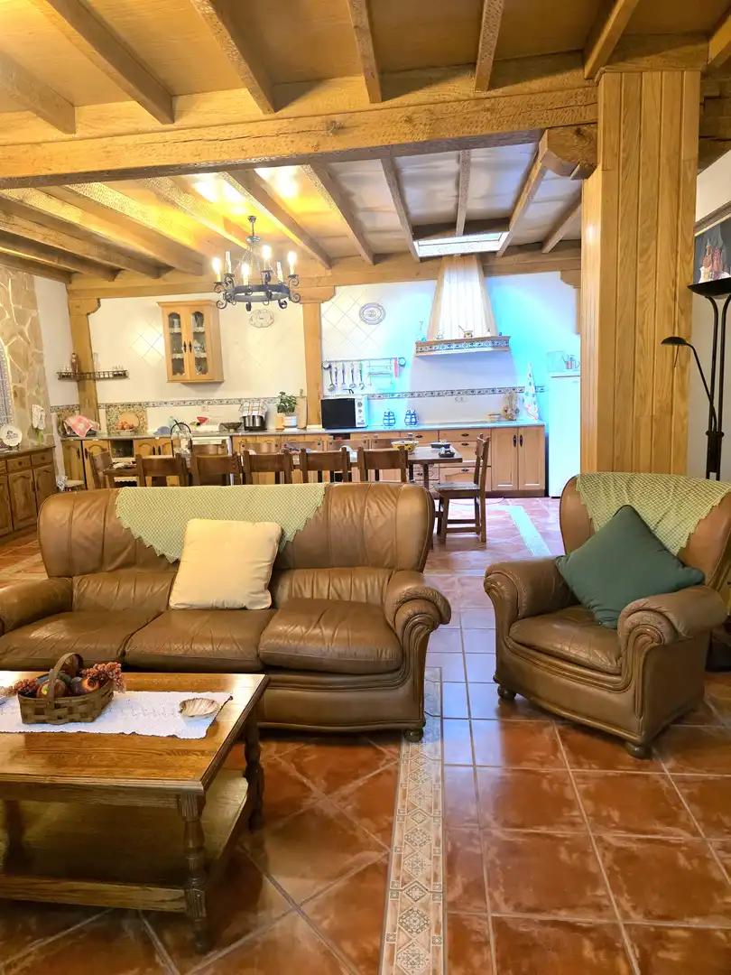 Wohnzimmer von Einfamilien-Reihenhaus zum Verkauf in Castro-Urdiales mit Heizung, Privatgarten und Parkett