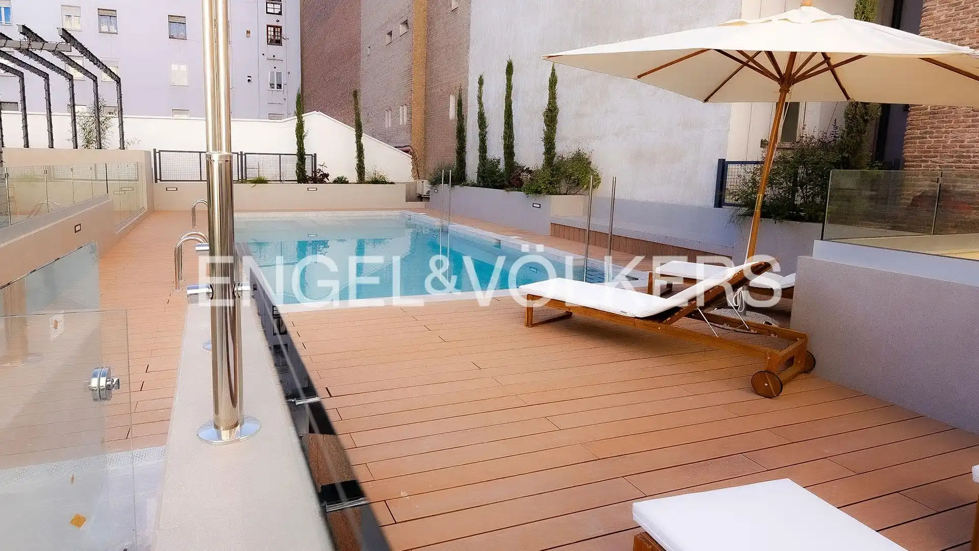 Piscina de Dúplex en venda en Madrid amb Aire condicionat, Calefacció i Jardí privat