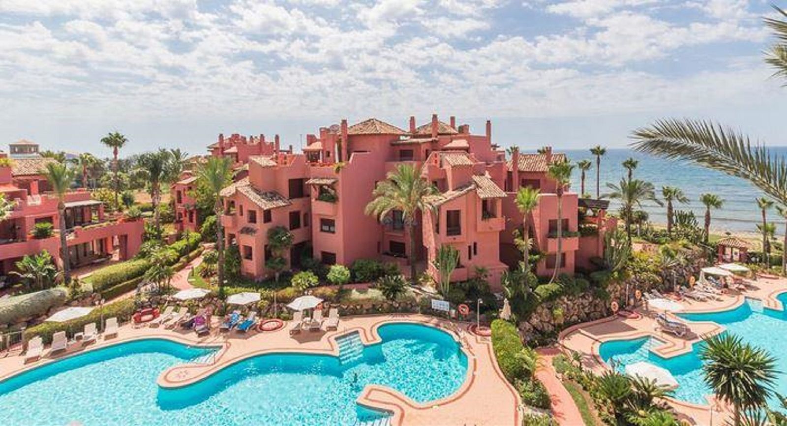 Vista exterior de Dúplex en venda en Estepona amb Aire condicionat, Terrassa i Moblat