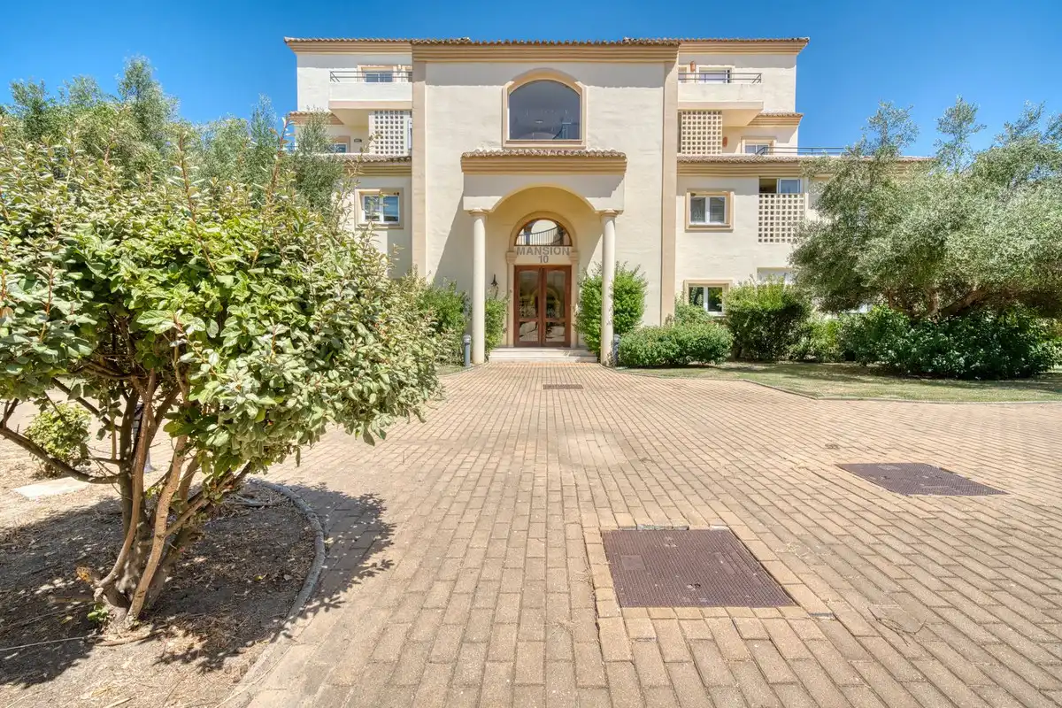Vista exterior de Dúplex en venda en Sotogrande amb Aire condicionat, Terrassa i Traster