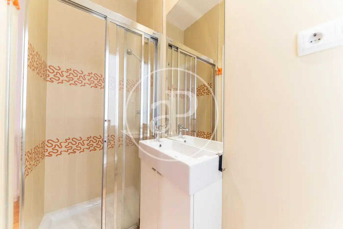 Bathroom of Flat for rent in Madrid  with Air Conditioner and Heating