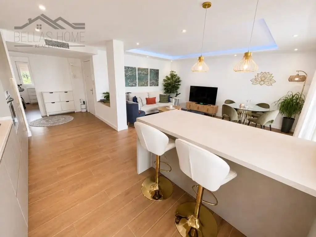 Sala d'estar de Pis de lloguer en Estepona amb Aire condicionat, Terrassa i Moblat