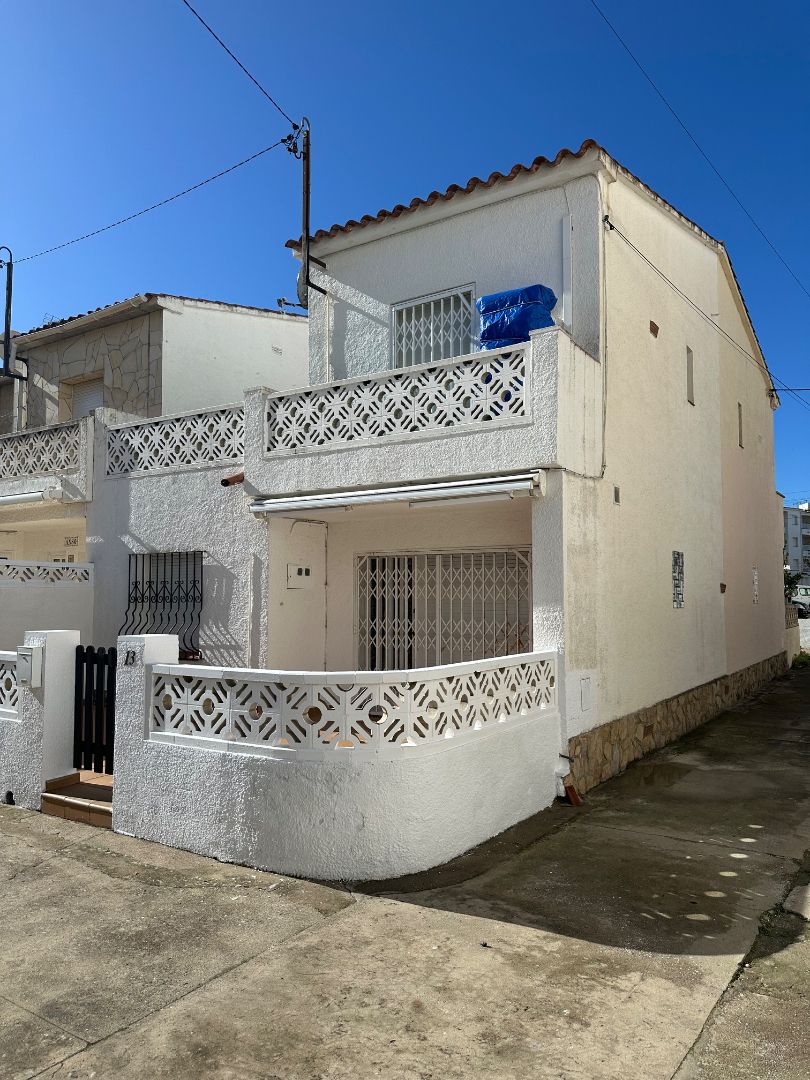 Vista exterior de Casa adosada en venda en L'Escala amb Calefacció, Terrassa i Moblat