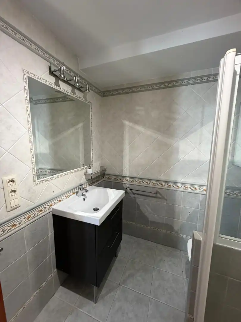 Bathroom of Flat for sale in Sevilla  with Air Conditioner and Balcony