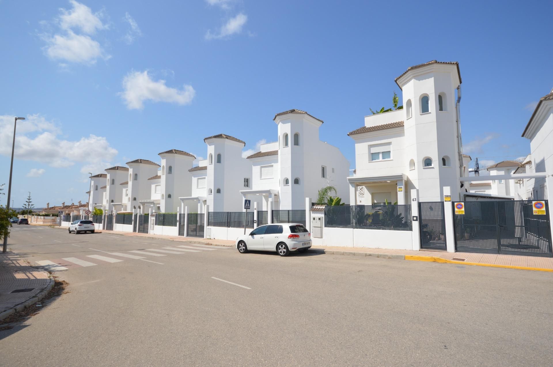 Vista exterior de Casa o xalet en venda en San Fulgencio amb Jardí privat, Terrassa i Piscina comunitària