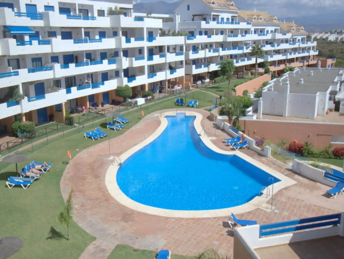 Piscina de Apartament en venda en Manilva amb Aire condicionat, Terrassa i Moblat