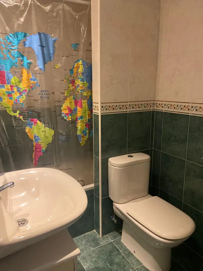 Baño de Piso de alquiler en Alicante / Alacant con Aire acondicionado, Amueblado y Piscina comunitaria