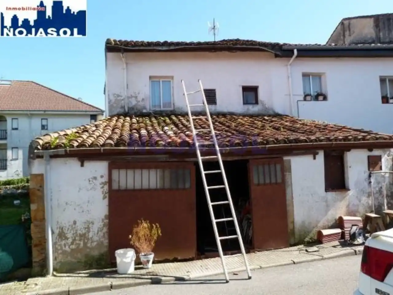 Vista exterior de Casa adosada en venda en Escalante amb Moblat