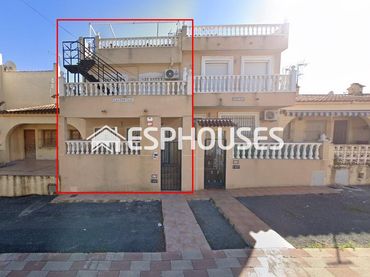 Casa pareada con balcón en venta en San Fulgencio