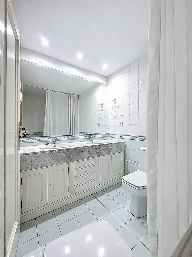 Badezimmer von Einfamilien-Reihenhaus zum Verkauf in Granada mit Klimaanlage, Privatgarten und Terrasse