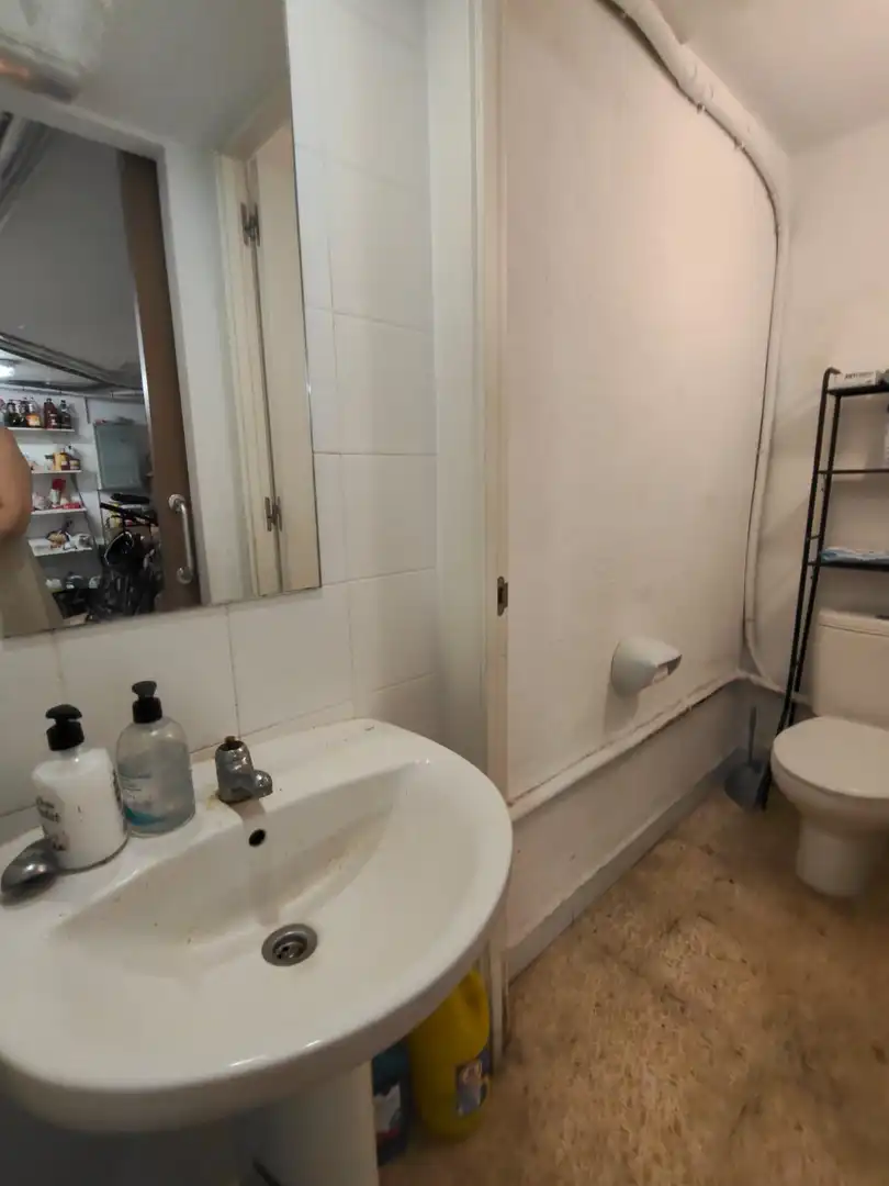 Bathroom of Commercial properties for rent in Badalona