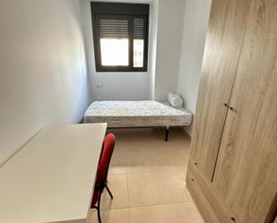 Dormitori de Apartament per a compartir en  Tarragona Capital amb Moblat, Forn i Internet