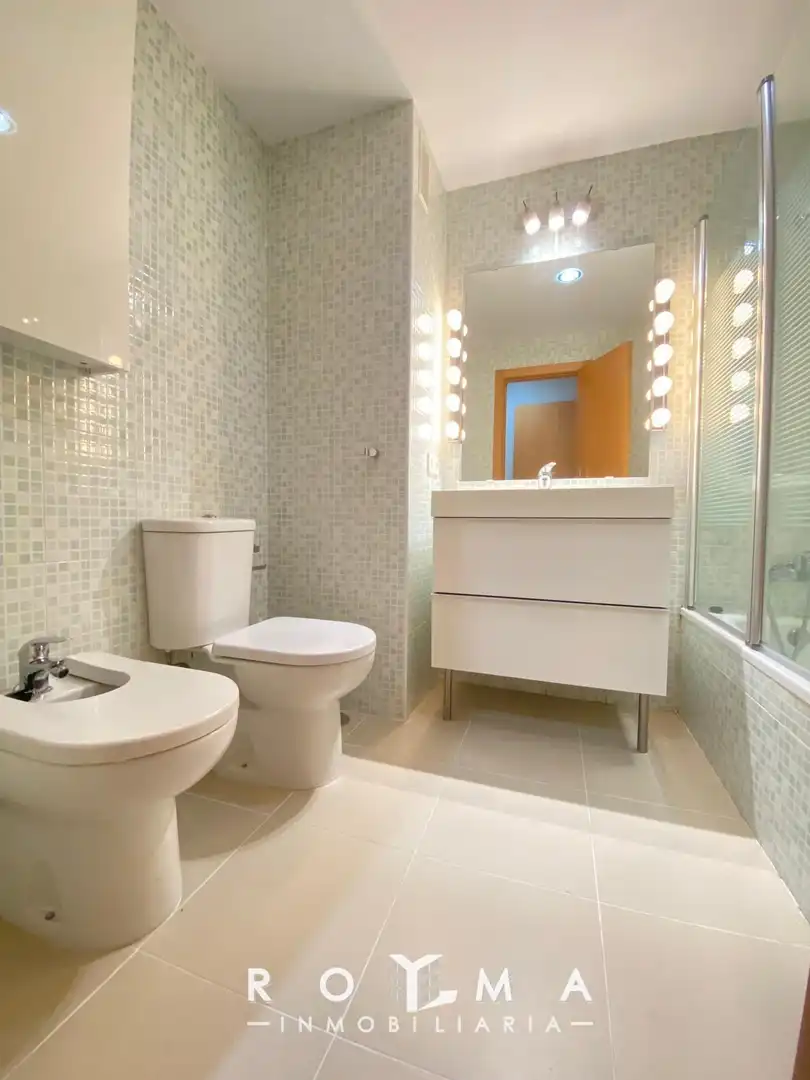 Baño de Piso de alquiler en Montequinto con Aire acondicionado, Calefacción y Jardín privado