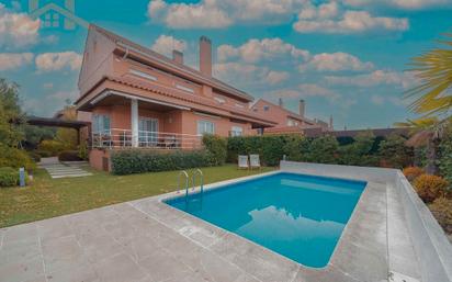 Piscina de Casa o xalet en venda en Villanueva de la Cañada amb Aire condicionat, Terrassa i Piscina